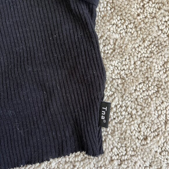Aritzia TNA Black Tank Top Cotton Ribbed Round Neck Cropped Raw Edge Size 2XS - Picture 3 of 4